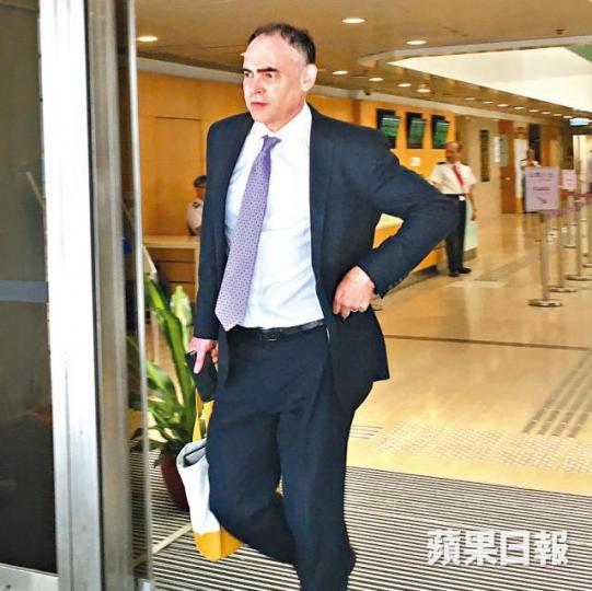 教授艾明高指被告許金山未經批准便做實驗,有嚴重的研究倫理問題。許金山 教授艾明高指被告許金山未經批准便做實驗,有嚴重的研究倫理問題。許金山