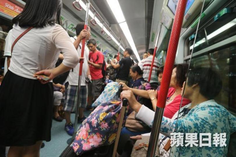 早前港大發表研究,東鐵車廂扶手的細菌抗藥性基因最高。資料圖片 早前港大發表研究,東鐵車廂扶手的細菌抗藥性基因最高。資料圖片