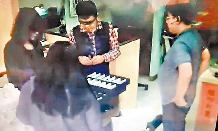 涉自導自演指眼鏡行侵權要求賠償的港男（右），已逃離台灣。