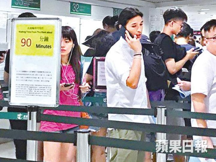 黃又南日前到運輸署被讀者捕獲。讀者提供圖片 黃又南日前到運輸署被讀者捕獲。讀者提供圖片