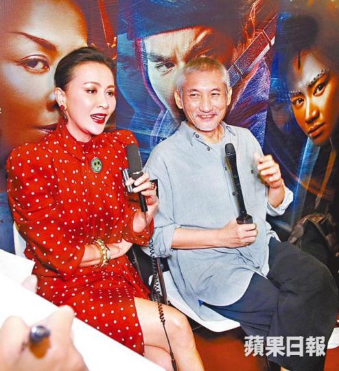 嘉玲話自己買唔到劉德華演唱會飛,仲提議徐克搵華仔拍戲就有飛。徐克即席揮毫寫大字,並由嘉玲蓋印。 嘉玲話自己買唔到劉德華演唱會飛,仲提議徐克搵華仔拍戲就有飛。徐克即席揮毫寫大字,並由嘉玲蓋印。