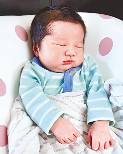 鍾嘉欣囝囝叫Jared Anthony Leung,重7磅14安士,同父親Jeremy餅印一樣。互聯網圖片早前懷孕的鍾嘉欣在微博晒靚相,跟Kelly母女溫馨合照。互聯網圖片鍾嘉欣女兒Kelly剛兩歲, Kelly樣子跟父親及弟弟十分相似。資料圖片鍾嘉欣產女後,去年返港拍攝《再創世紀》,這亦是她在無綫最後之作。劇照 鍾嘉欣囝囝叫Jared Anthony Leung,重7磅14安士,同父親Jeremy餅印一樣。互聯網圖片早前懷孕的鍾嘉欣在微博晒靚相,跟Kelly母女溫馨合照。互聯網圖片鍾嘉欣女兒Kelly剛兩歲, Kelly樣子跟父親及弟弟十分相似。資料圖片鍾嘉欣產女後,去年返港拍攝《再創世紀》,這亦是她在無綫最後之作。劇照
