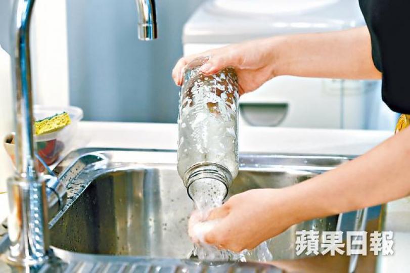 專家建議用清潔劑徹底洗水樽,可減低菌量。馬泉崇攝 專家建議用清潔劑徹底洗水樽,可減低菌量。馬泉崇攝