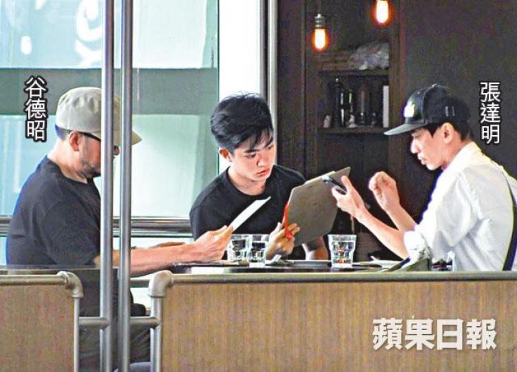 張達明與谷德昭原本坐在餐廳開揚位置,可是不久見有記者即要求換位。谷德昭 張達明與谷德昭原本坐在餐廳開揚位置,可是不久見有記者即要求換位。谷德昭