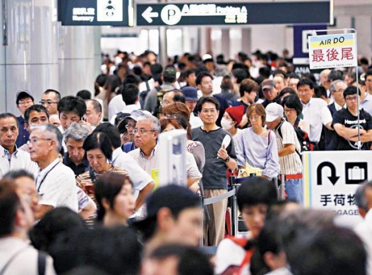 大批旅客在新千歲機場重開後湧到機場,期望能盡早登機。美聯社哥哥瀧本天舞看到妹妹的遺體在山泥中被挖出不禁落淚。互聯網 大批旅客在新千歲機場重開後湧到機場,期望能盡早登機。美聯社哥哥瀧本天舞看到妹妹的遺體在山泥中被挖出不禁落淚。互聯網