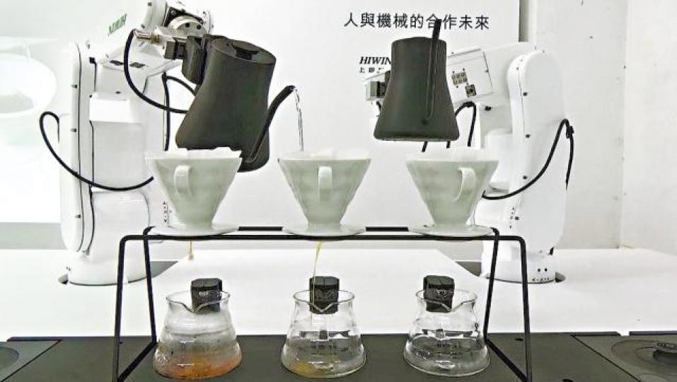 台灣一款AI機械臂沖咖啡。台灣《蘋果日報》 台灣一款AI機械臂沖咖啡。台灣《蘋果日報》
