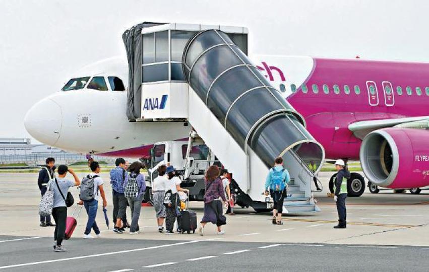 乘客於關西機場重開後登機離開。 乘客於關西機場重開後登機離開。