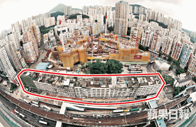 觀塘重建第5發展區(紅框示)內共百多個違規構築物佔用問題一直未能解決。裕民坊及觀塘道間的通道,有商戶經營者佔用空間擺賣。馬泉崇攝 觀塘重建第5發展區(紅框示)內共百多個違規構築物佔用問題一直未能解決。裕民坊及觀塘道間的通道,有商戶經營者佔用空間擺賣。馬泉崇攝