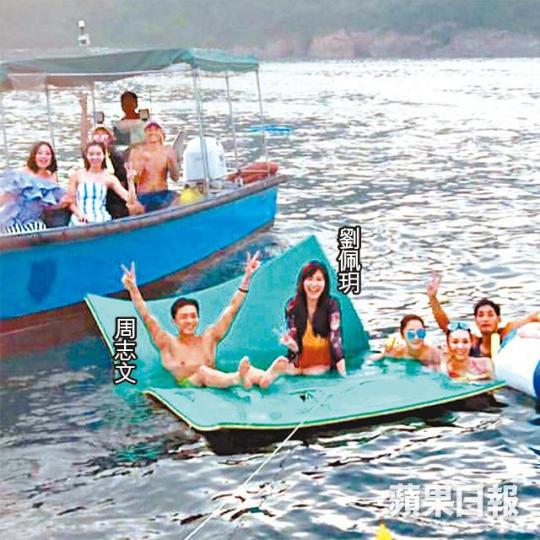 劉佩玥昨日和緋聞男友周志文一同出海開P,其間兩人更轉移坐到浮床上。讀者提供圖片周志文和劉佩玥頭貼頭親暱攬實,更疑似激咀。 劉佩玥昨日和緋聞男友周志文一同出海開P,其間兩人更轉移坐到浮床上。讀者提供圖片周志文和劉佩玥頭貼頭親暱攬實,更疑似激咀。