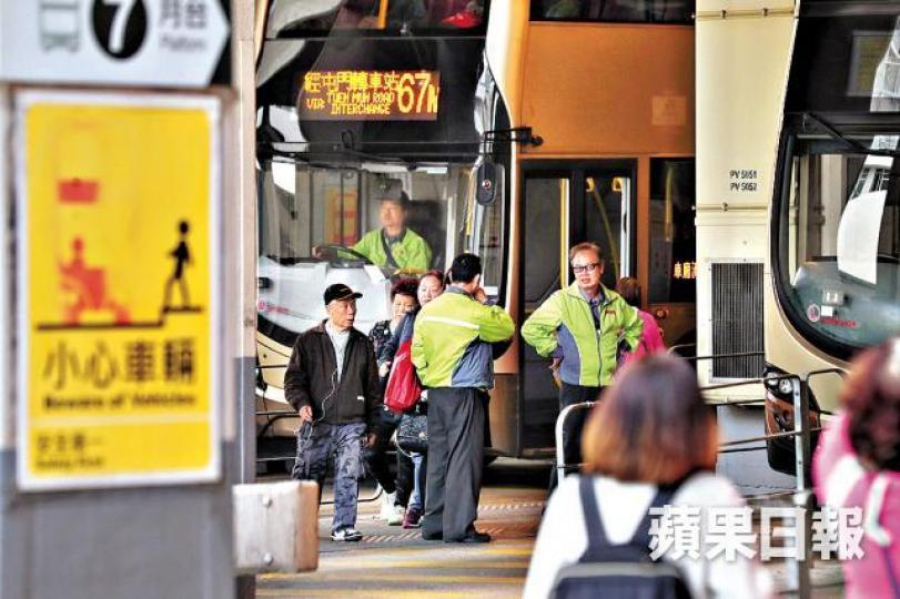 九巴申請加價被質疑向基層開刀。資料圖片 九巴申請加價被質疑向基層開刀。資料圖片