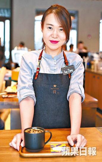 咖啡師為客人沖泡咖啡。店內出售雞尾酒及手工啤。《蘋果》記者攝 咖啡師為客人沖泡咖啡。店內出售雞尾酒及手工啤。《蘋果》記者攝
