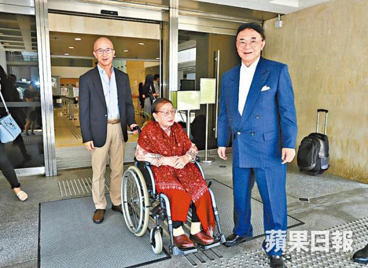 羅啟瑞(左)及羅旭瑞(右)昨陪母親羅老太(中)聽審。譚德潤攝 羅啟瑞(左)及羅旭瑞(右)昨陪母親羅老太(中)聽審。譚德潤攝