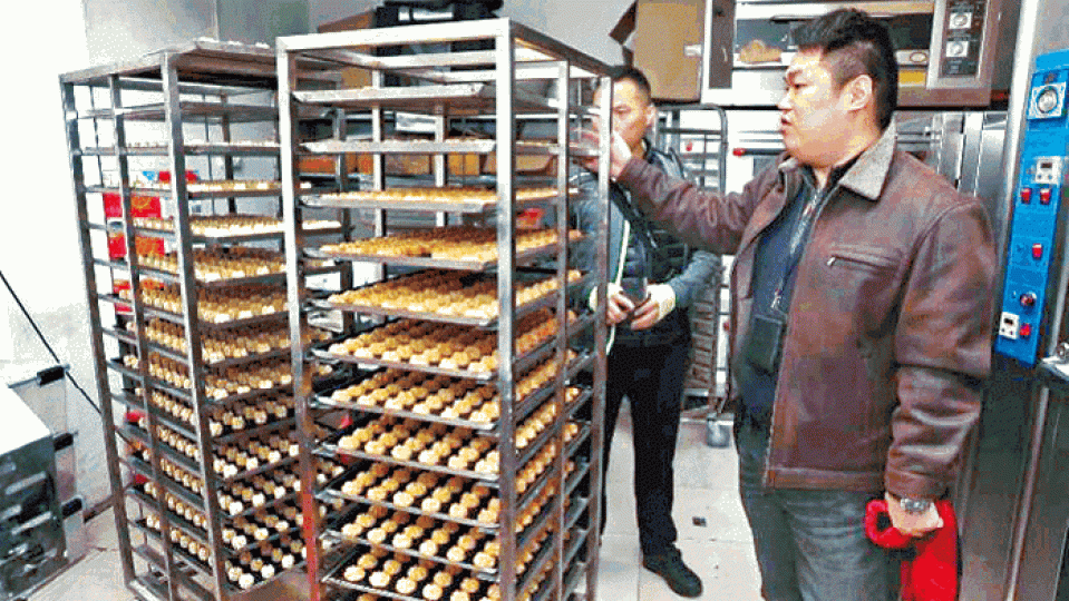 深圳福田區這家蛋糕店,被揭發涉嫌生產假冒珍妮曲奇。深圳警方展示的假貨珍妮曲奇(左),其包裝與真貨幾近一樣。 深圳福田區這家蛋糕店,被揭發涉嫌生產假冒珍妮曲奇。深圳警方展示的假貨珍妮曲奇(左),其包裝與真貨幾近一樣。
