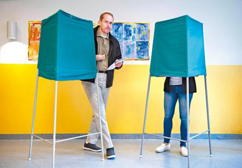 瑞典選民昨到票站投票。 瑞典選民昨到票站投票。