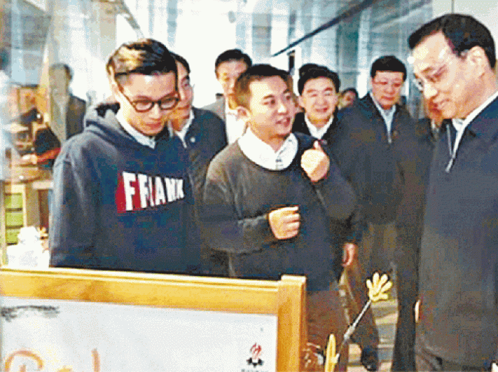 李克強曾到深圳一間P2P公司參觀。互聯網內地P2P爆煲,引發全國各地苦主紛紛上街請願、維權。互聯網 李克強曾到深圳一間P2P公司參觀。互聯網內地P2P爆煲,引發全國各地苦主紛紛上街請願、維權。互聯網