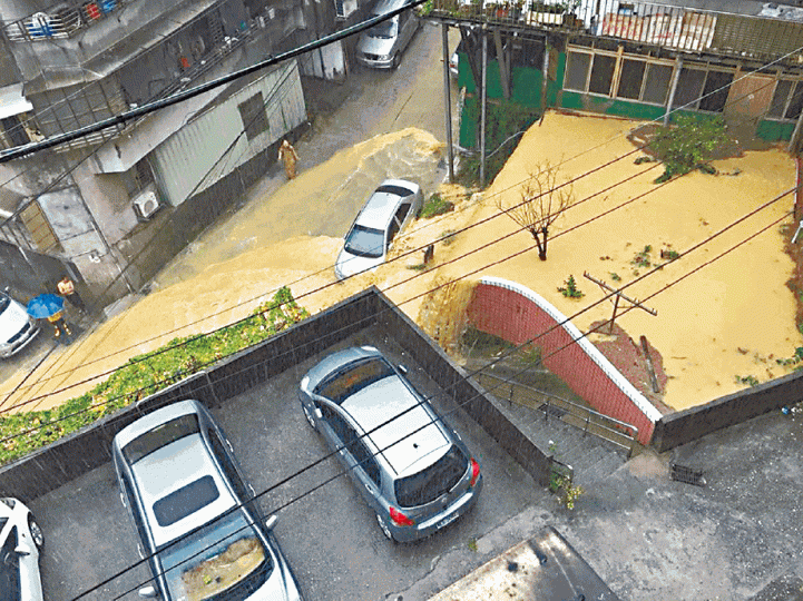 基隆復興路水淹及膝,許多車輛被浸。台北等地暴雨,途人狼狽。台灣《蘋果日報》 基隆復興路水淹及膝,許多車輛被浸。台北等地暴雨,途人狼狽。台灣《蘋果日報》