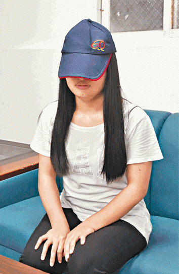小玲向記者控訴父母重男輕女及曾遭家暴。台灣《蘋果日報》 小玲向記者控訴父母重男輕女及曾遭家暴。台灣《蘋果日報》