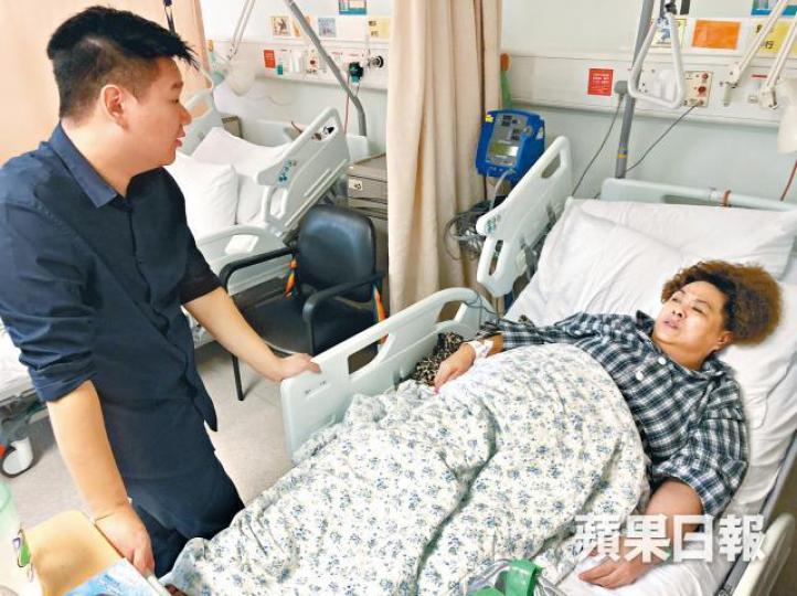 膳心小館廚師肥姐直言地庫廚房儼如地獄,早前工作時更疑因中暑送院,經理黃勝子前往探望。黃學潤攝【送餐機死火】記者採訪其間,其中一部送餐升降機故障,機電署及承辦商先後派員到場。【燈罩險扑頭】廚房問題多多,天花的燈罩亦老化跌下,險打中其中一名廚工。【爐頭放毒氣】早前廚房一套八頭爐故障,勞工處巡查揭發一氧化碳水平偏高。 膳心小館廚師肥姐直言地庫廚房儼如地獄,早前工作時更疑因中暑送院,經理黃勝子前往探望。黃學潤攝【送餐機死火】記者採訪其間,其中一部送餐升降機故障,機電署及承辦商先後派員到場。【燈罩險扑頭】廚房問題多多,天花的燈罩亦老化跌下,險打中其中一名廚工。【爐頭放毒氣】早前廚房一套八頭爐故障,勞工處巡查揭發一氧化碳水平偏高。