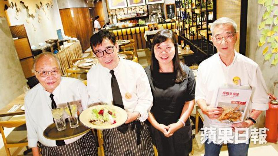 銀杏館過去15年來為超過3,000位長者創造就業機會;右二為負責人麥敏媚。悠閑閣連鎖餐廳開業近10年,為不少婦女和學生提供就業機會。阮斌攝 銀杏館過去15年來為超過3,000位長者創造就業機會;右二為負責人麥敏媚。悠閑閣連鎖餐廳開業近10年,為不少婦女和學生提供就業機會。阮斌攝