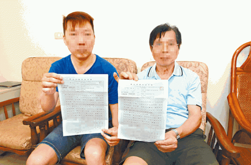小玲的爺爺(右)和叔叔,展示小玲父親指控他們誘拐的信函。 小玲的爺爺(右)和叔叔,展示小玲父親指控他們誘拐的信函。