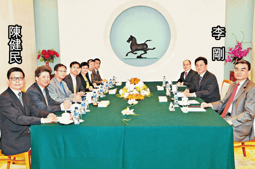 屬溫和派的陳健民,2010年以普選聯成員身份到中聯辦與時任副主任李剛面談政改。 屬溫和派的陳健民,2010年以普選聯成員身份到中聯辦與時任副主任李剛面談政改。