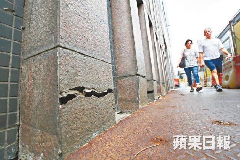 毗鄰高鐵西九龍總站工地的多幢建築物出現裂紋。謝榮耀攝 毗鄰高鐵西九龍總站工地的多幢建築物出現裂紋。謝榮耀攝