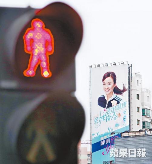 九社聯早前花巨款為陳凱欣在紅磡掛起巨型廣告宣傳,被質疑為九西補選搞軟性宣傳。陳善南攝 九社聯早前花巨款為陳凱欣在紅磡掛起巨型廣告宣傳,被質疑為九西補選搞軟性宣傳。陳善南攝
