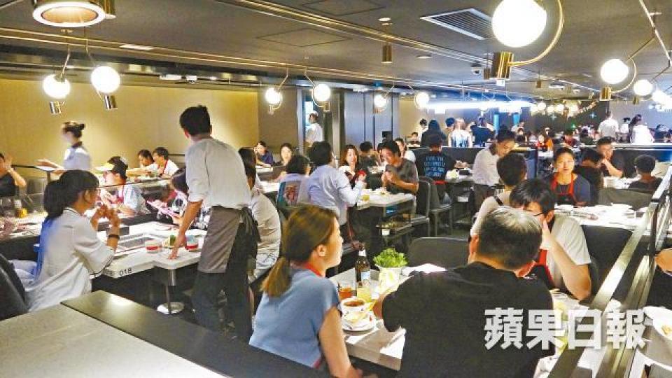 內地連鎖火鍋店海底撈來港後頗受市民歡迎。海底撈明起招股,主席張勇及妻子舒萍昨出席投資者推介會。譚德潤攝 內地連鎖火鍋店海底撈來港後頗受市民歡迎。海底撈明起招股,主席張勇及妻子舒萍昨出席投資者推介會。譚德潤攝
