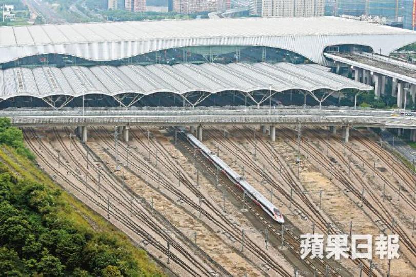 高鐵動感號列車昨在深圳北站試行。西九站昨售票出現混亂,職員不時要向上級求助。 高鐵動感號列車昨在深圳北站試行。西九站昨售票出現混亂,職員不時要向上級求助。