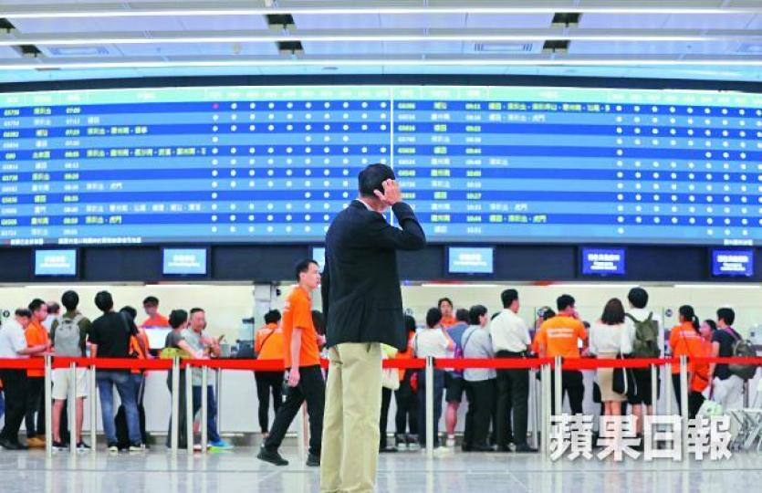 廣深港高鐵香港段昨開始預售車票,但卻連番甩轆。《蘋果》記者攝大批市民昨日到西九龍站排隊買高鐵車票。購買高鐵車票的乘客需要實名登記。 廣深港高鐵香港段昨開始預售車票,但卻連番甩轆。《蘋果》記者攝大批市民昨日到西九龍站排隊買高鐵車票。購買高鐵車票的乘客需要實名登記。