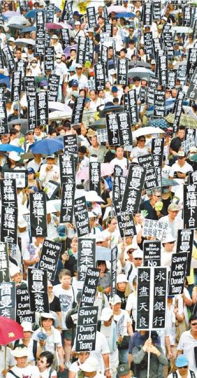 雷曼爆煲後,香港受害者大聯盟於2009年7.1曾發起2.5萬人大遊行。 雷曼爆煲後,香港受害者大聯盟於2009年7.1曾發起2.5萬人大遊行。