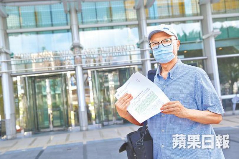 年近70歲的陳先生是數萬雷曼受害者之一。年近80的受害者只要不是雷雨交加,堅持每天到中環星展分行抗議。 年近70歲的陳先生是數萬雷曼受害者之一。年近80的受害者只要不是雷雨交加,堅持每天到中環星展分行抗議。