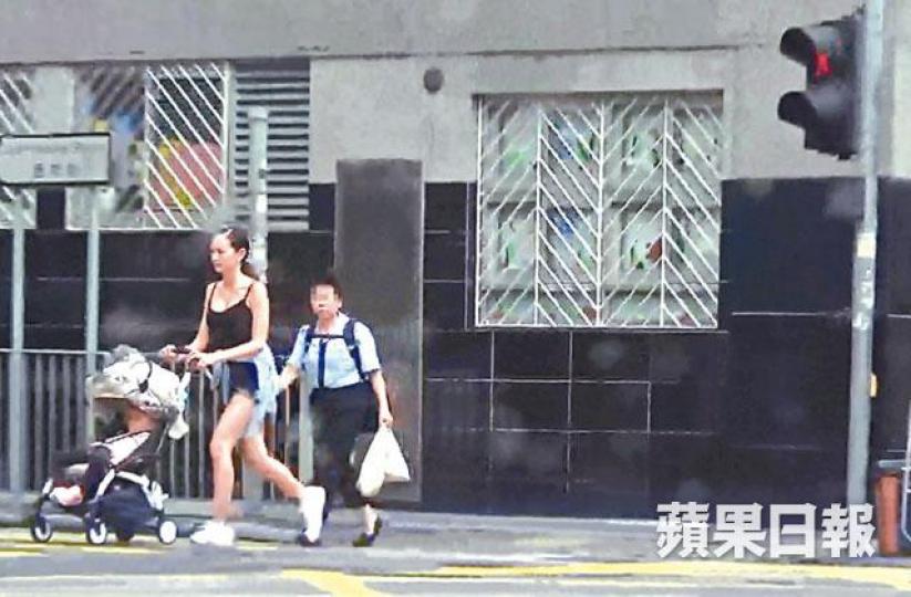 【加速過馬路】JC日前喺西環推住大女亂過馬路,認真危險。讀者提供圖片JC為老公安志杰生了一對子女。互聯網圖片 【加速過馬路】JC日前喺西環推住大女亂過馬路,認真危險。讀者提供圖片JC為老公安志杰生了一對子女。互聯網圖片