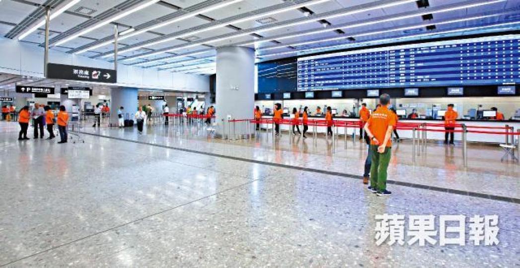西九站售票處昨續冷清,大批職員「行行企企」。陳善南攝B2層昨有疑似內地口岸區人員考察。 西九站售票處昨續冷清,大批職員「行行企企」。陳善南攝B2層昨有疑似內地口岸區人員考察。