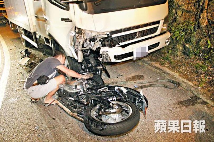 涉事電單車失控越線猛撼貨車損毀嚴重,拖車公司準備拖走車輛。鄭文輝攝死者伍洛奇為製作公司東主。 涉事電單車失控越線猛撼貨車損毀嚴重,拖車公司準備拖走車輛。鄭文輝攝死者伍洛奇為製作公司東主。
