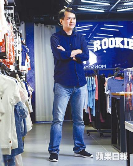 林祖輝現已轉行賣童裝,在港澳區已開設六間分店。林祖輝曾做DJ,與黃子華、鄧梓峰及歐陽德勛等一齊開咪。資料圖片林祖輝跟姚嘉妮結婚12年,一對子女分別為6歲及9歲。資料圖片 林祖輝現已轉行賣童裝,在港澳區已開設六間分店。林祖輝曾做DJ,與黃子華、鄧梓峰及歐陽德勛等一齊開咪。資料圖片林祖輝跟姚嘉妮結婚12年,一對子女分別為6歲及9歲。資料圖片