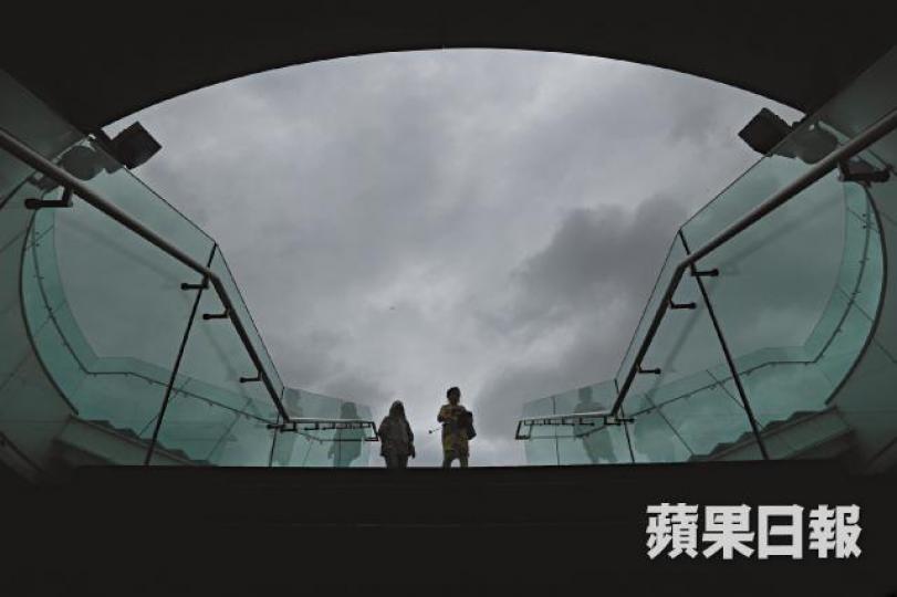 一波未平一波又起,香港昨午天色昏暗,山雨欲來。易仰民攝 一波未平一波又起,香港昨午天色昏暗,山雨欲來。易仰民攝