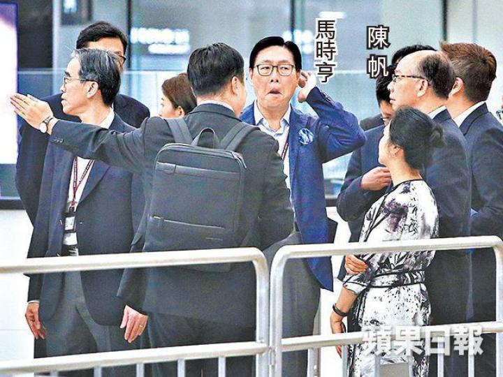 陳帆昨在馬時亨陪同下突然巡視西九站。 陳帆昨在馬時亨陪同下突然巡視西九站。