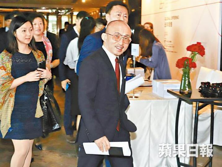 華興資本董事長包凡(右)昨出席招股記者會。譚德潤攝 華興資本董事長包凡(右)昨出席招股記者會。譚德潤攝