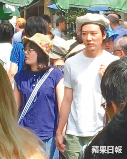 BabyJohn與太太Donut早前於東京築地逛街時被野生捕獲。讀者提供圖片 BabyJohn與太太Donut早前於東京築地逛街時被野生捕獲。讀者提供圖片