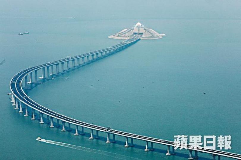 去年颱風「天鴿」吹襲後,大橋人工島防波堤弱波石疑被海浪沖散,如今再面臨挑戰。資料圖片 去年颱風「天鴿」吹襲後,大橋人工島防波堤弱波石疑被海浪沖散,如今再面臨挑戰。資料圖片