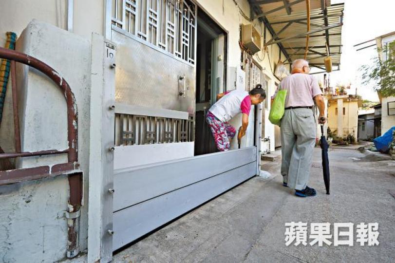 鯉魚門居民在門外加裝擋水板。何柏佳攝 鯉魚門居民在門外加裝擋水板。何柏佳攝