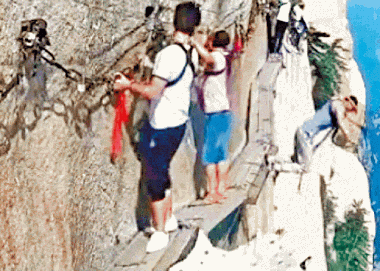 男子在華山棧道上突然解開安全繩跳崖亡。 男子在華山棧道上突然解開安全繩跳崖亡。