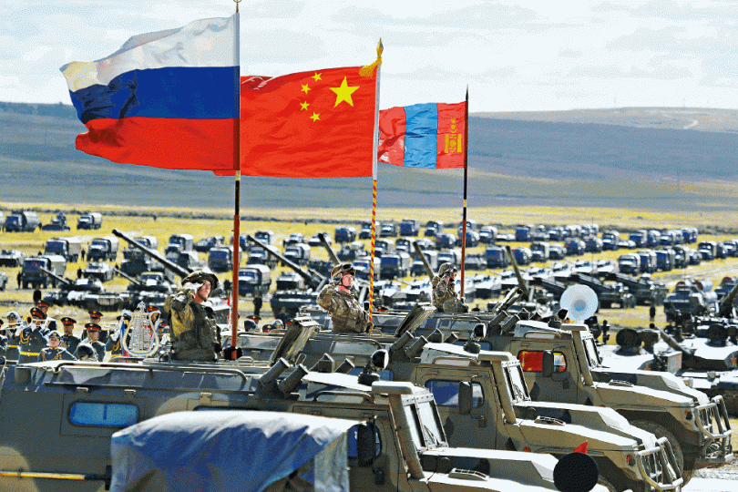參加軍演的俄羅斯、中國和蒙古部隊在裝甲車插國旗。美聯社 參加軍演的俄羅斯、中國和蒙古部隊在裝甲車插國旗。美聯社