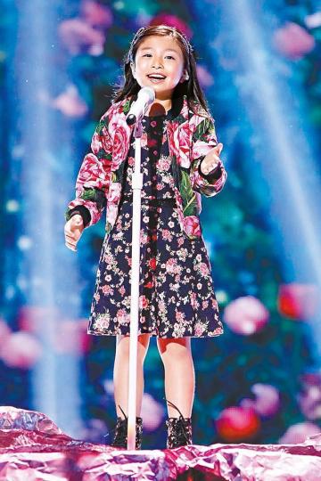 Celine妹妹去年於《全美一叮》落敗,但下周五會轉戰日本,亮相節目《關8 The莫札特音樂王No.1決定戰》爭做小歌后。資料圖片Celine妹妹(右)以香港代表身份踢館,單挑日本參賽者田上陽菜。互聯網圖片Celine妹妹在比賽中再展示驚人唱功。互聯網圖片節目嘉賓DAIGO大讚Celine妹妹歌聲好犀利。互聯網圖片熱愛騎馬的Celine妹妹,表示現在最想返學見同學。互聯網圖片除了喜歡唱歌,Celine妹妹亦有跟方力申學游水。互聯網圖片 Celine妹妹去年於《全美一叮》落敗,但下周五會轉戰日本,亮相節目《關8 The莫札特音樂王No.1決定戰》爭做小歌后。資料圖片Celine妹妹(右)以香港代表身份踢館,單挑日本參賽者田上陽菜。互聯網圖片Celine妹妹在比賽中再展示驚人唱功。互聯網圖片節目嘉賓DAIGO大讚Celine妹妹歌聲好犀利。互聯網圖片熱愛騎馬的Celine妹妹,表示現在最想返學見同學。互聯網圖片除了喜歡唱歌,Celine妹妹亦有跟方力申學游水。互聯網圖片