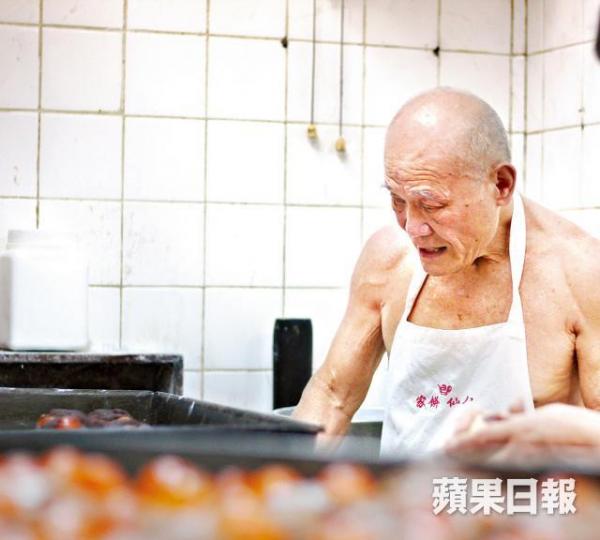 84歲的鐵叔是餅家的鎮店之寶,現時只在中秋及過年回店幫忙。 84歲的鐵叔是餅家的鎮店之寶,現時只在中秋及過年回店幫忙。