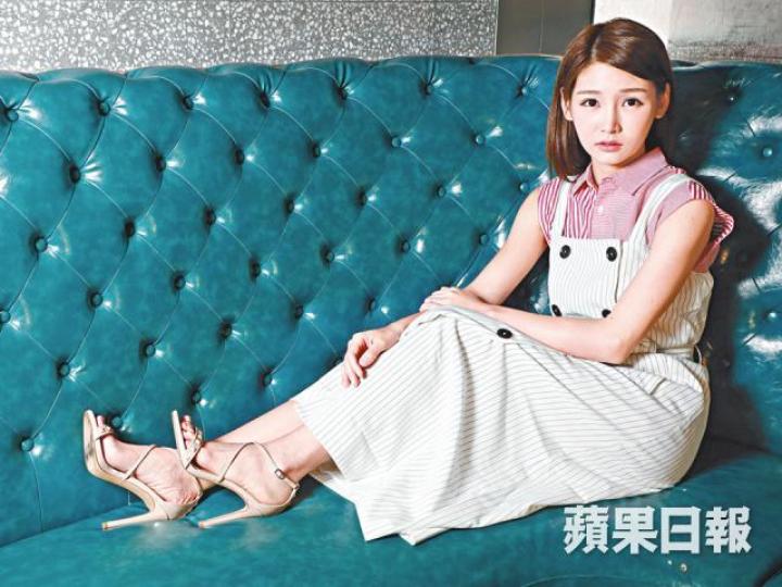 簡淑兒早前接受訪問時稱,就算有女神銜頭都被前度狠撇。簡淑兒曾經以組合「少女標本」在樂壇發展。資料圖片曾經拍過4次拖的簡淑兒,去年底被拍得與男伴逛街。資料圖片 簡淑兒早前接受訪問時稱,就算有女神銜頭都被前度狠撇。簡淑兒曾經以組合「少女標本」在樂壇發展。資料圖片曾經拍過4次拖的簡淑兒,去年底被拍得與男伴逛街。資料圖片
