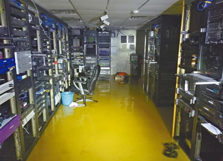 暴雨成災,電視台直播室被水淹浸。 暴雨成災,電視台直播室被水淹浸。