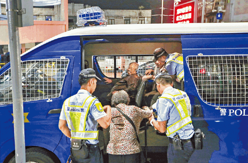 澳門多人需撤離,老人家行動不便,由警察扶上車離開。 澳門多人需撤離,老人家行動不便,由警察扶上車離開。
