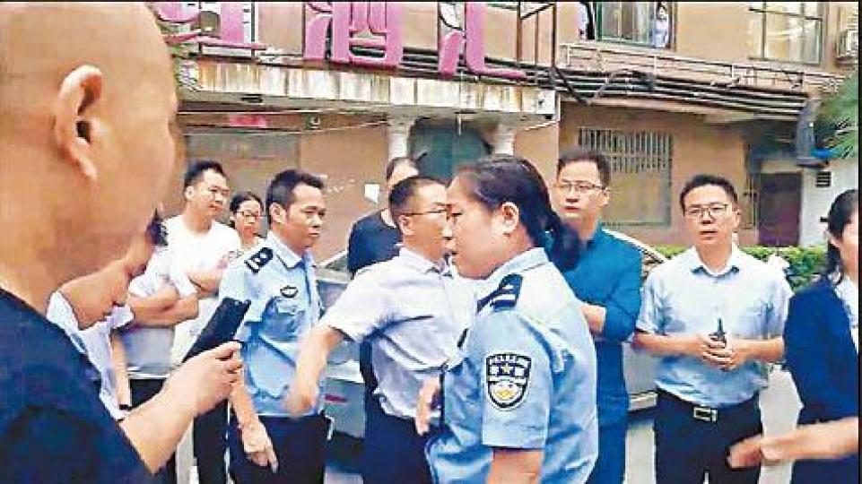 河南鄭州日前派過百人闖入中華福音團契中興教會。互聯網內地政府長期向信眾灌輸「愛國愛教」理念。互聯網擁有全國最多基督徒的河南省為政府重點打擊目標。互聯網 河南鄭州日前派過百人闖入中華福音團契中興教會。互聯網內地政府長期向信眾灌輸「愛國愛教」理念。互聯網擁有全國最多基督徒的河南省為政府重點打擊目標。互聯網